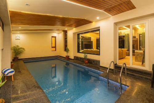 3 BHK Luxury Farm with swimming pool ,Jacuzzi ,open air screen & lawn for Big Groups