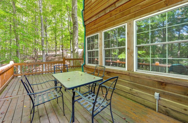 3 Mi to Dale Hollow Lake: Wooded Retreat w/Decks!