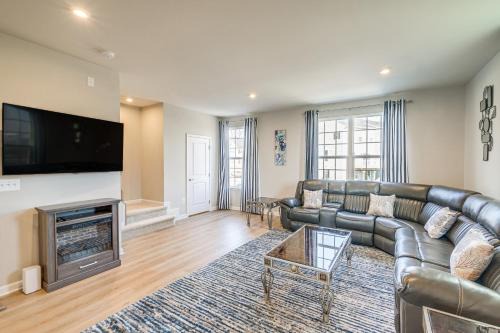 30 Mi to Downtown DC Charming Dale City Townhome!