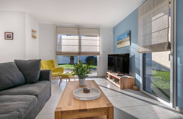 300m from the beach - Large terrace - Sleeps 8