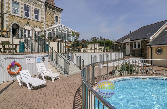 31 GARDEN VILLAS, country holiday cottage, with pool in Porth