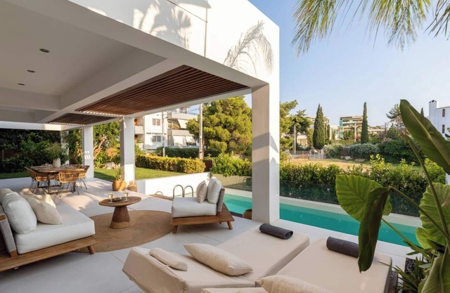 3BD 2 Floor Maisonette with Pool