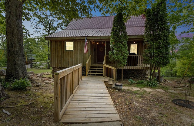 3bed/3bath, 3 POOLS, boat ramp 1 mile away, BOAT storage