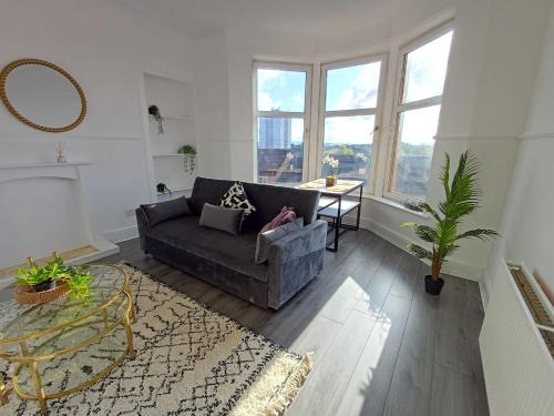 3BR Flat Near Maryhill Park and West End with Parking