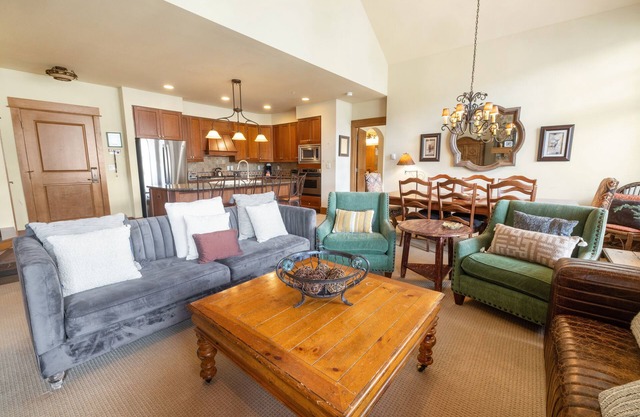 3Br Ski-in/Ski-out~On Mountain~Lone Eagle 3053 by RedAwning