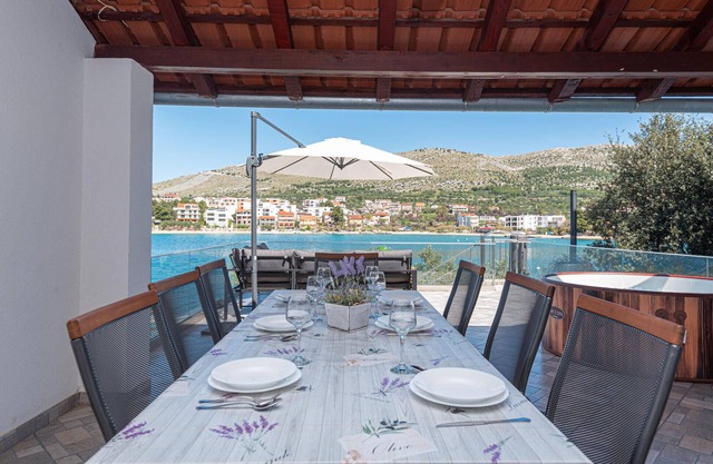 4 bedroom amazing home in Grebastica