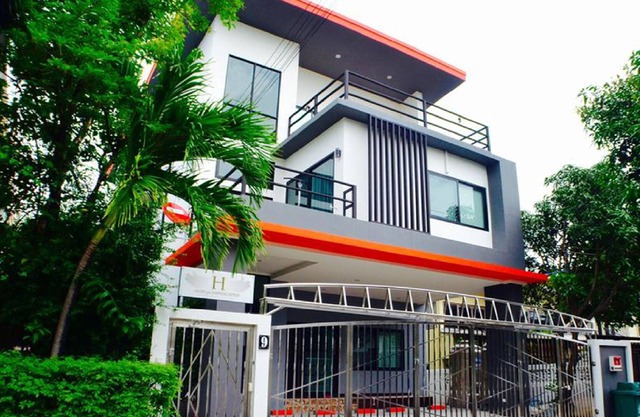 4 Bedroom House at Skytrain