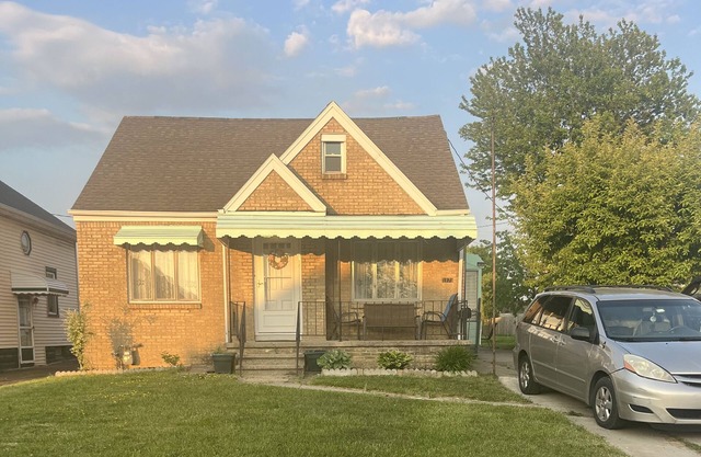 4 bedroom house only 3 minutes away from the Galleria mall