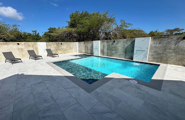 4 bedroom house with private pool, sleeps 15, WiFi, near Combate