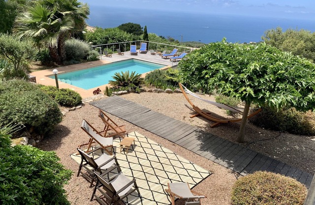 4 bedrooms, swimming pool, garden, sea view, quiet location