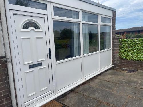 4 Guests - Pet Friendly - Chalet Beach Home Chapel