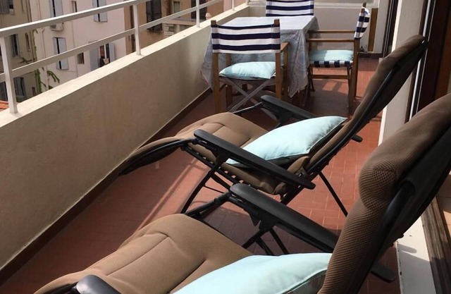 4 minutes from the beach and directly behind the Carlton Hotel