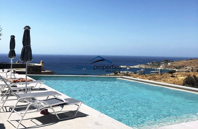 4 modern houses with a swimming pool & sea view, ideal for large groups