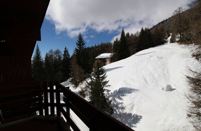 4-room flat (max 6-8 persons) with 3 bedrooms, each with 2 single beds/duvets, near the cable car. S