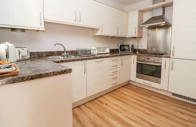 4 THE BEACH HOUSE, family friendly, country holiday cottage in Porth