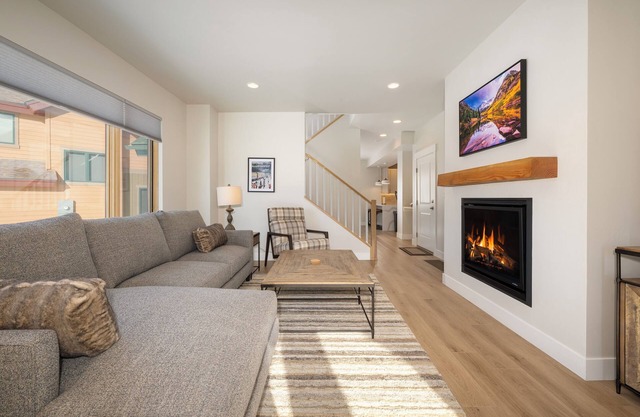 4BR cabin w/2 living rooms & fireplaces