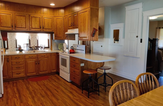 5 Bedroom Farmhouse Located In The Heart Of Pa Dutch Country.