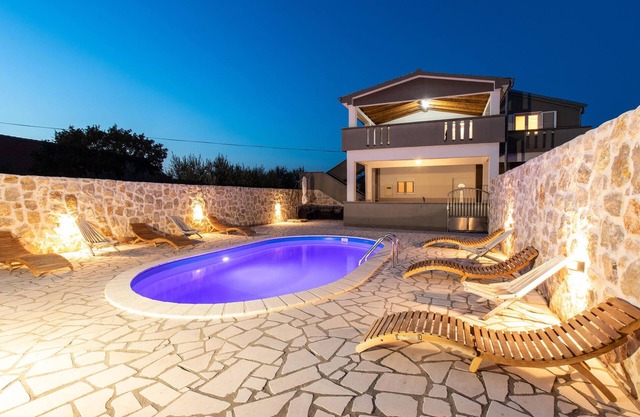 5 bedroom gorgeous home in Podlug