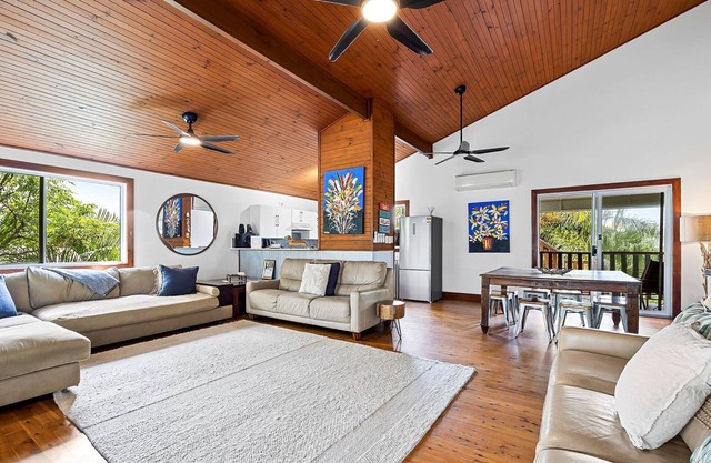 5 bedroom home close to beach, pool and pet friendly