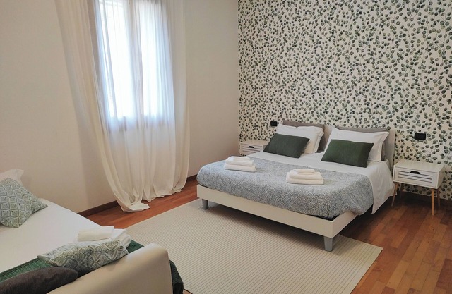 5 Beds - Garden - Pvt Parking - Independent