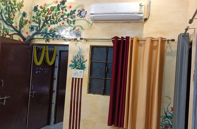 5 minutes from Ghats! Spacious Family-Sized rooms, centrally located in the city