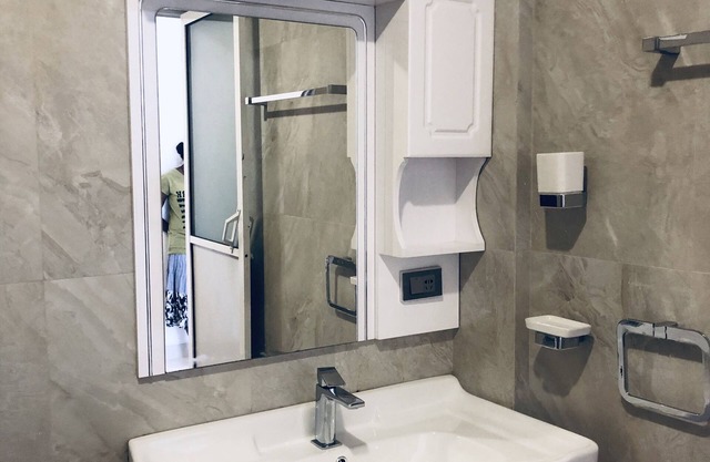 5 minutes to the Royal Botanical Gardens! King sized Bed & KTV room