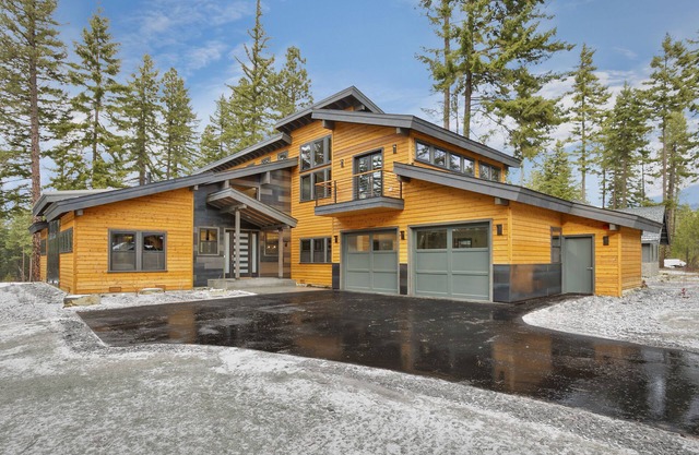 5 Star Luxury Home + 4 King Bed Suites + Bunkroom + Game Room + Hot Tub