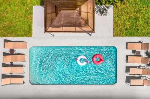 6 Bedrooms, Two Villas, Heated Pool, 2mil to Downtown