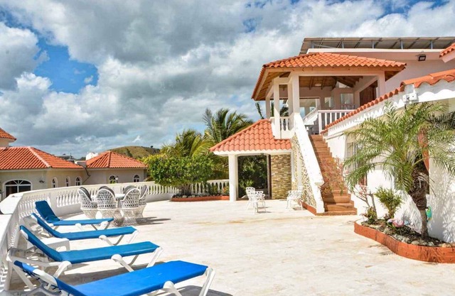 7BD panoramic hilltop villa with sea views, infinity pool, cable TV/internet/AC