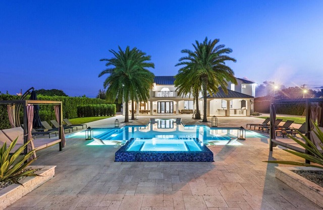 7BR Villa sleeps 16/Pool, Jacuzzi, Pickleball