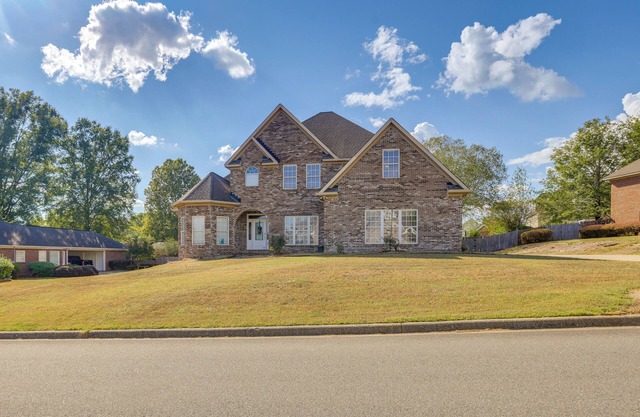8 Mi to University of Alabama: Family Home w/ Yard