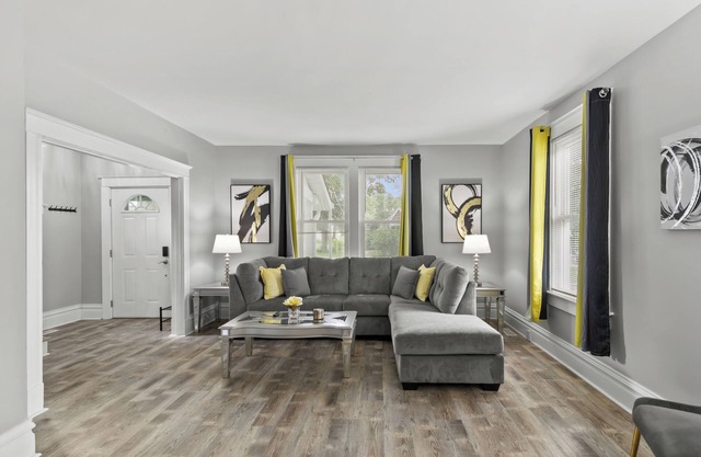 A Chateau Experience! Easy Access, Relaxed Vibes near Airport, Hospitals & HWYs