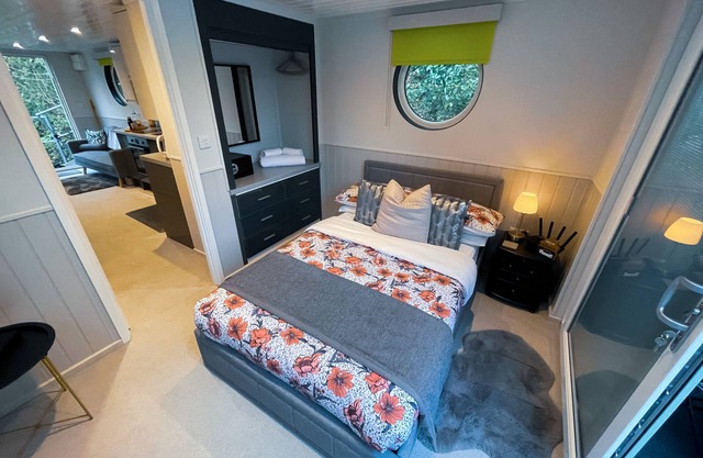 A Maidstone Cosy River Boat with Castle Views, Lady Florence.