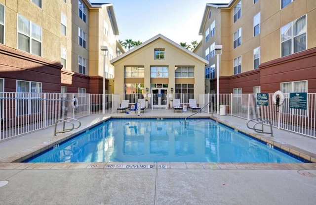 A Place You'll Surely Enjoy! Free Breakfast, Full Kitchen, Outdoor Pool!
