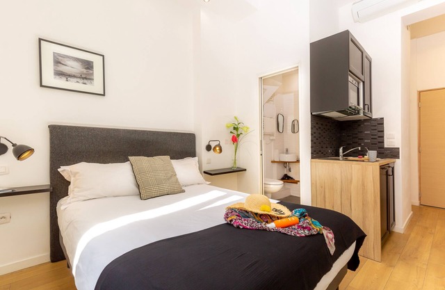 A1 Black & White-Apartment-Apartment-Wet room-Courtyard view