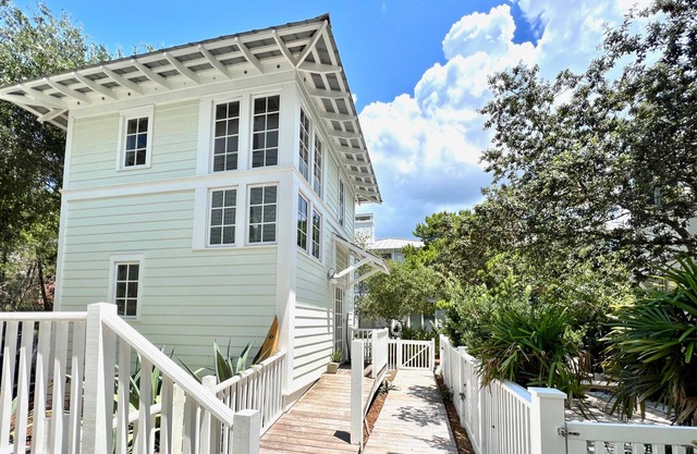 Across from Pool and Short Walk to Beach in Seaside, Fl + 2 Adult Bikes!