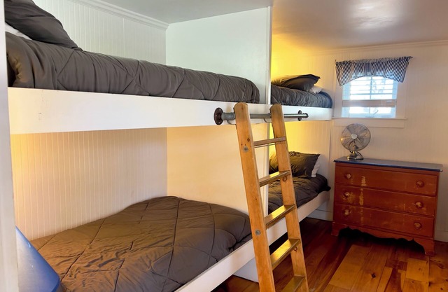 Adorable 2 bedroom cabin only 50ft from Beach