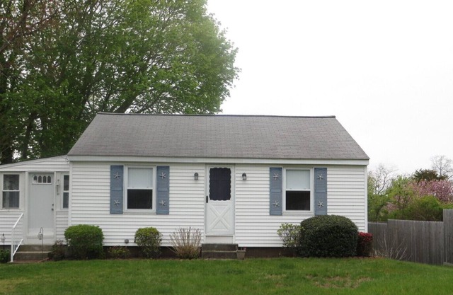 Adorable Cottage in Bonnet Shores with Access to Private Neighborhood Beach