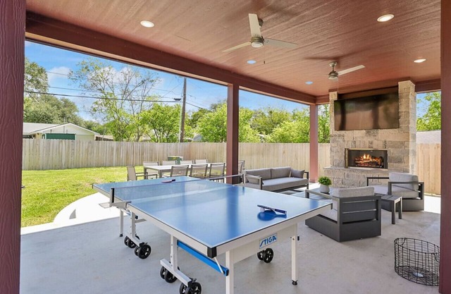 Aggieland Crossing ~ Huge Gameday Backyard!