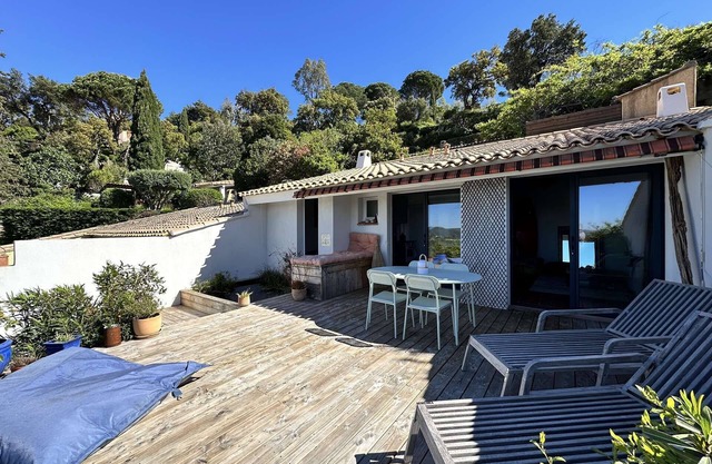 Air-conditioned Mazet for 4 people, with shared pool in La Londe-Les-Maures
