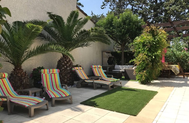 AIR CONDITIONED DETACHED VILLA 3 MINS WALK BEAUTIFUL MEDIEVAL TOWN AIGUES MORTES