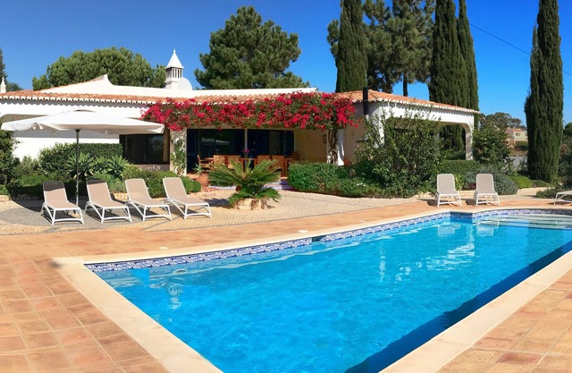 Airconditioned villa 2 to 10 people, private swimming pool and lovely ocean view