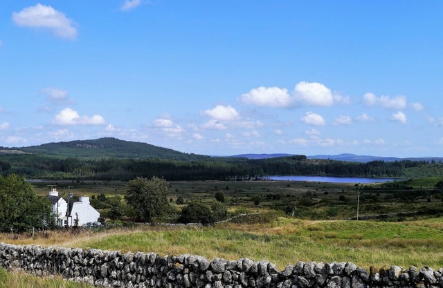 Airie Farmhouse - a house that sleeps 7 guests in 3 bedrooms