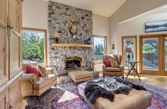 AlpenChalet | Rainier View | 3 Bed, 2.5 Bath