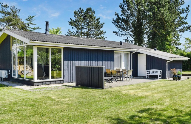 Amazing home in Ebeltoft with kitchen