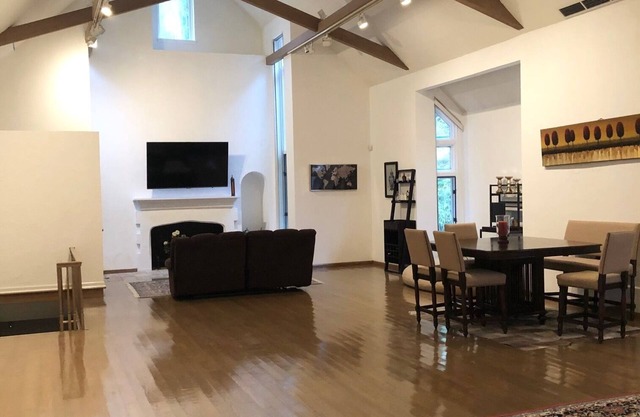 AMAZING HUGE GALLERY APARTMENT + FREE PARKING IN PRIME LOCATION