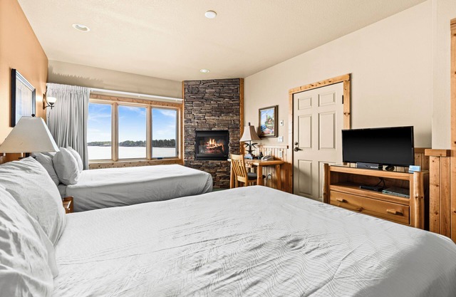 Amazing Lake Views, Studio, 2 Queen Beds & Pools