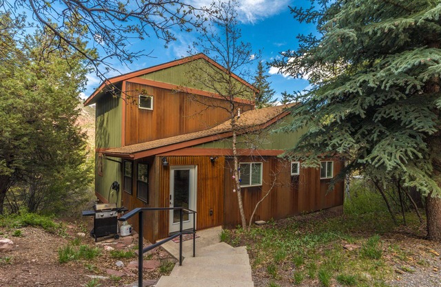 Amazing Views - Wrap-Around Deck - Secluded Home STR2024-067
