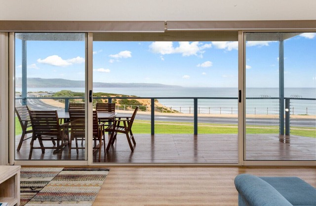 Amazing waterfront views 4 bedrooms 2 bathrooms NBN