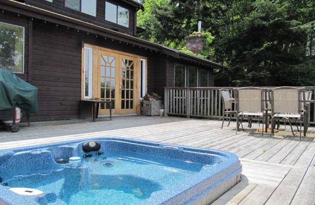 Andover Cottage: Comfortable family home with hot tub
